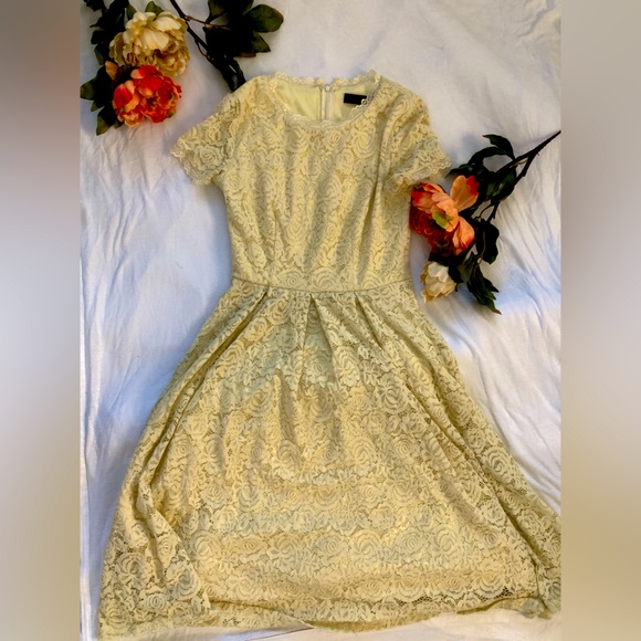 1950s style yellow lace vintage swing dress - Picture 4 of 10
